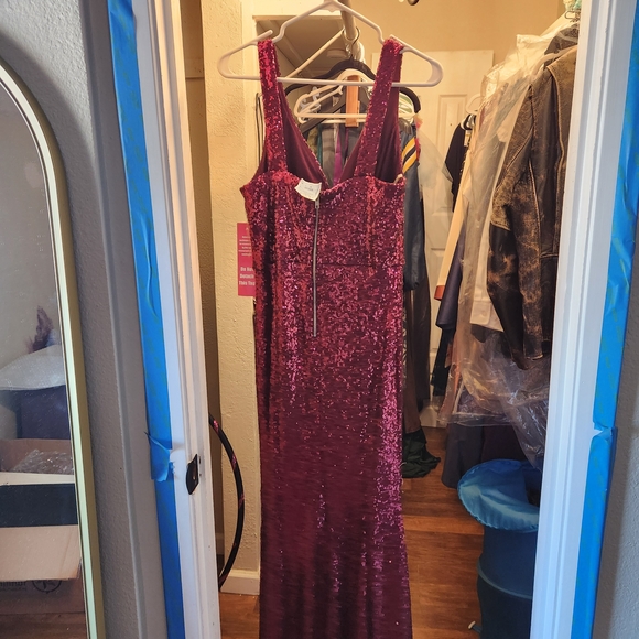Elegant Burgundy Sequin Gown - Picture 4 of 6